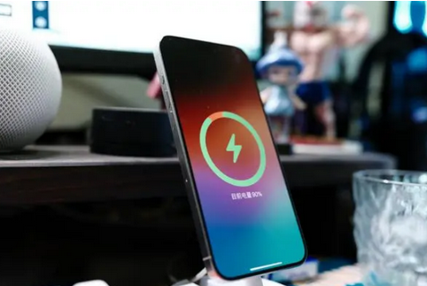 西工苹果15换屏服务分享用什么充电器给iPhone15充电更好 